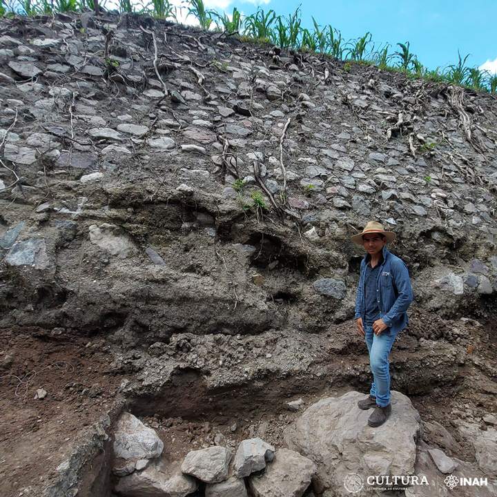 Large stones in the core of the rudeness of Tepuztecs. 
Credit: Miguel Perez Negrete/INAH.